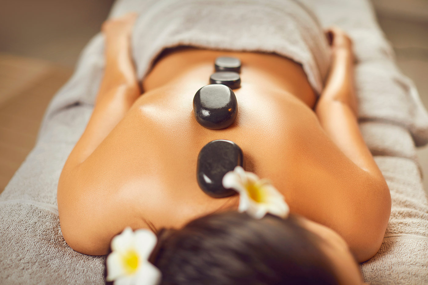 entspannende Hot-Stone-Massage
