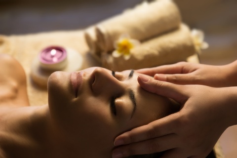Introbild Massage Ausbildung - Meridianbehandlung im Gesicht