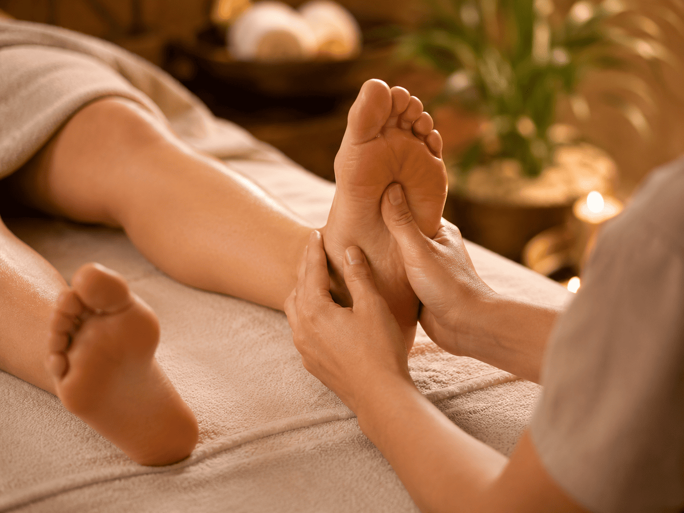 Klassische Fußmassage am Klienten — sanfte Streichungen an der Fußsohle