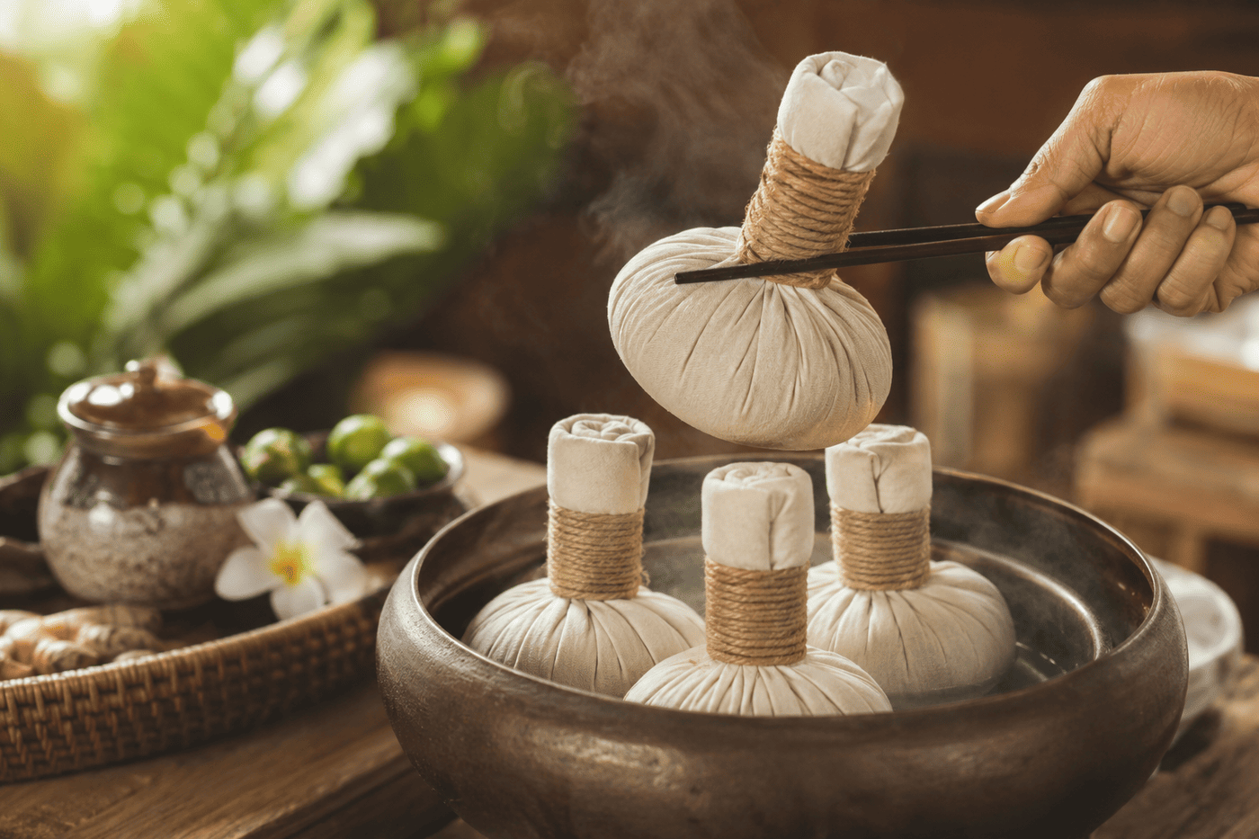 Kräuterstempelmassage am Rücken