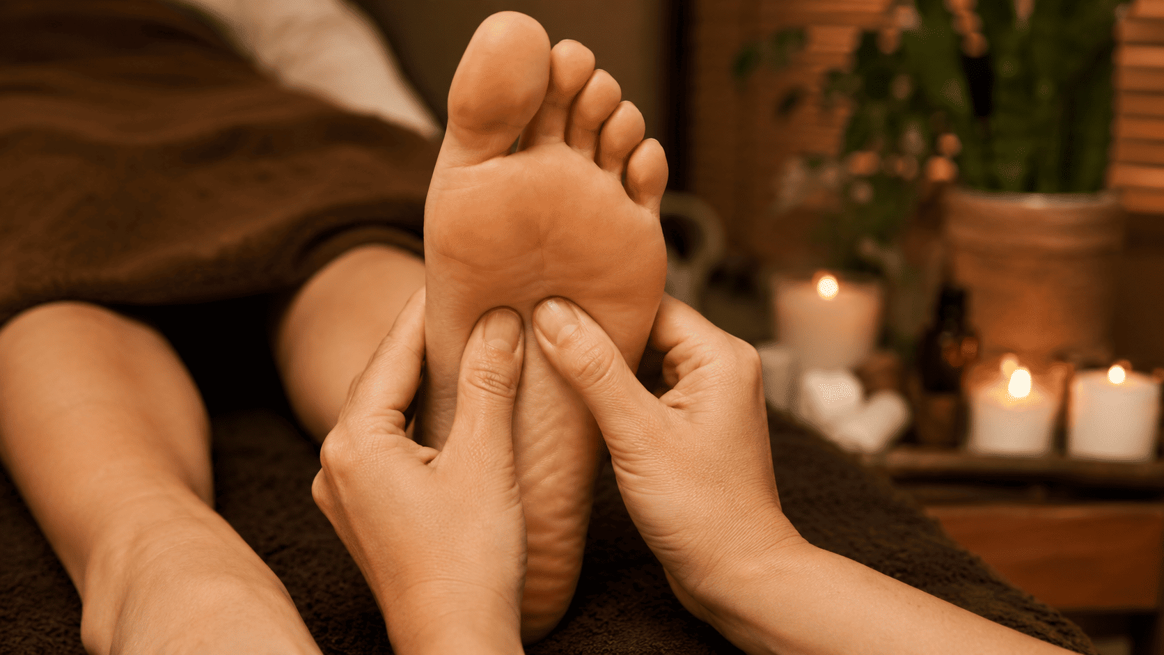 Reflexzonenmassage am Fuß — Therapeutin übt gezielten Druck auf Reflexpunkte aus