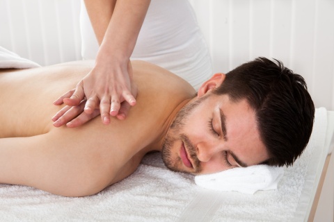 Rückenschmerzen bekämpfen mit Massagen und Wellness