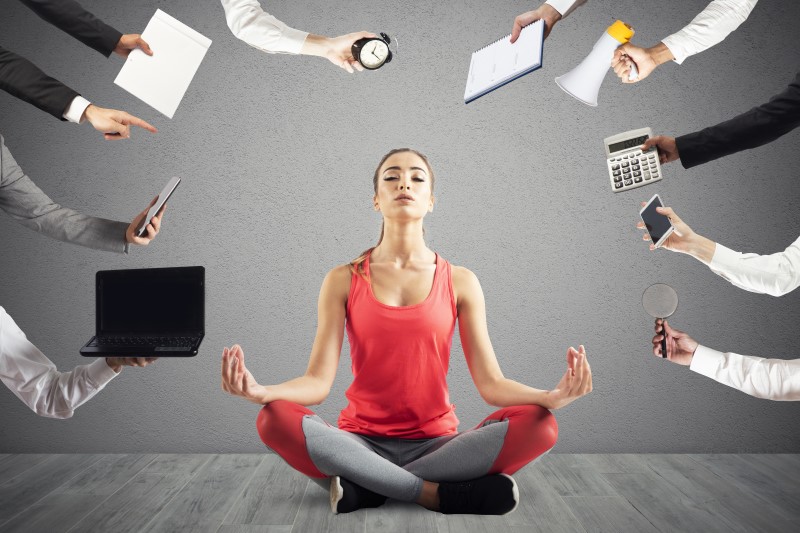 Frau bleibt mit Yoga resistent gegen äußeren Stress