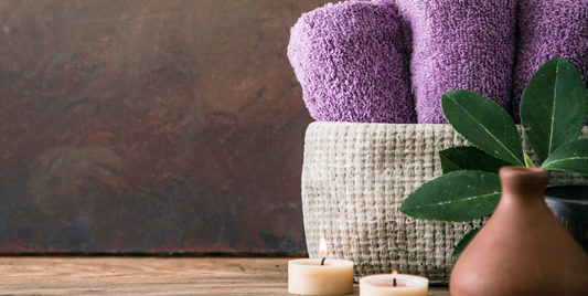 Tisch mit Wellness-Handtüchern