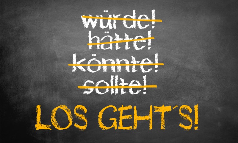 Tafel mit Los-geht's-Aufschrift, Konjunktiv-Wörter durchgestrichen